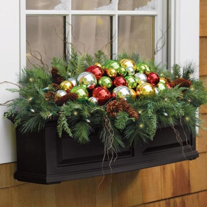 How to decorate window boxes for the holidays