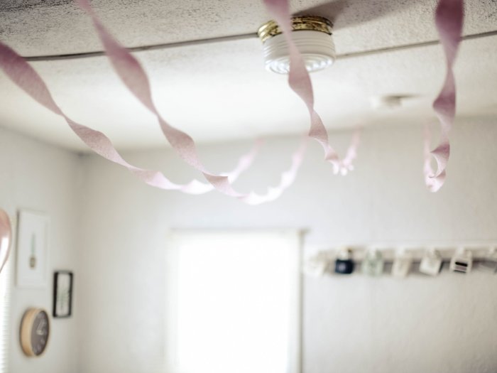 How to decorate your living room with streamers